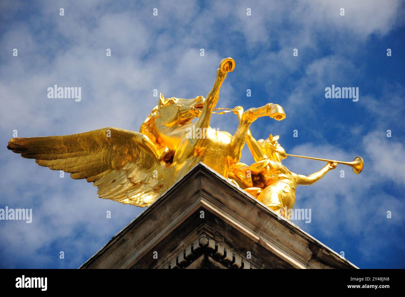 Paris, Ille de France, Frankreich. 16. September 2024: Goldene Statue auf dem Palais Garnier in Paris unter klarem blauem Himmel. Stockfoto