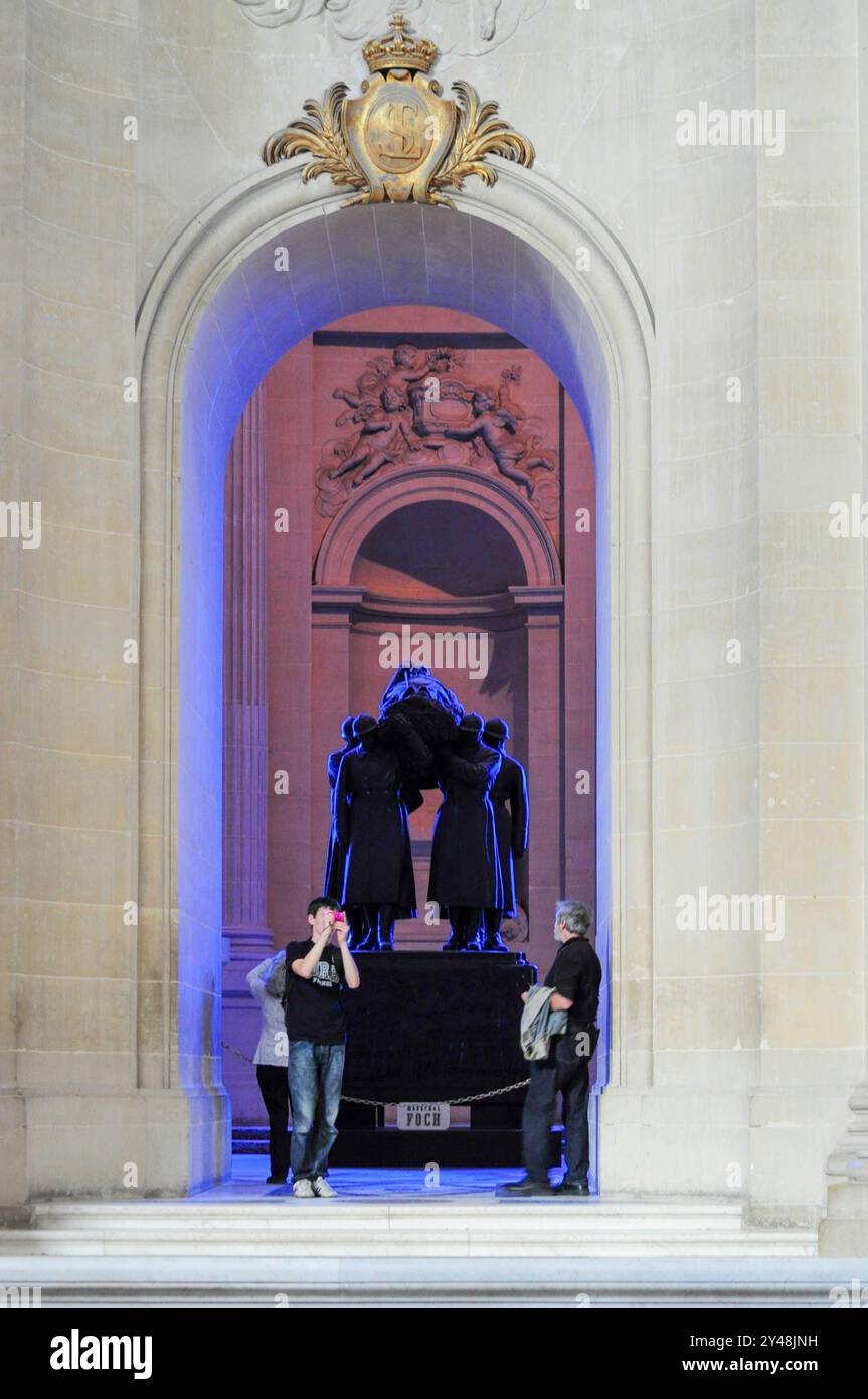 Paris, Ille de France, Frankreich. 16. September 2024: Besucher beobachten ein Denkmal im historischen Invalidendom in Paris. Stockfoto