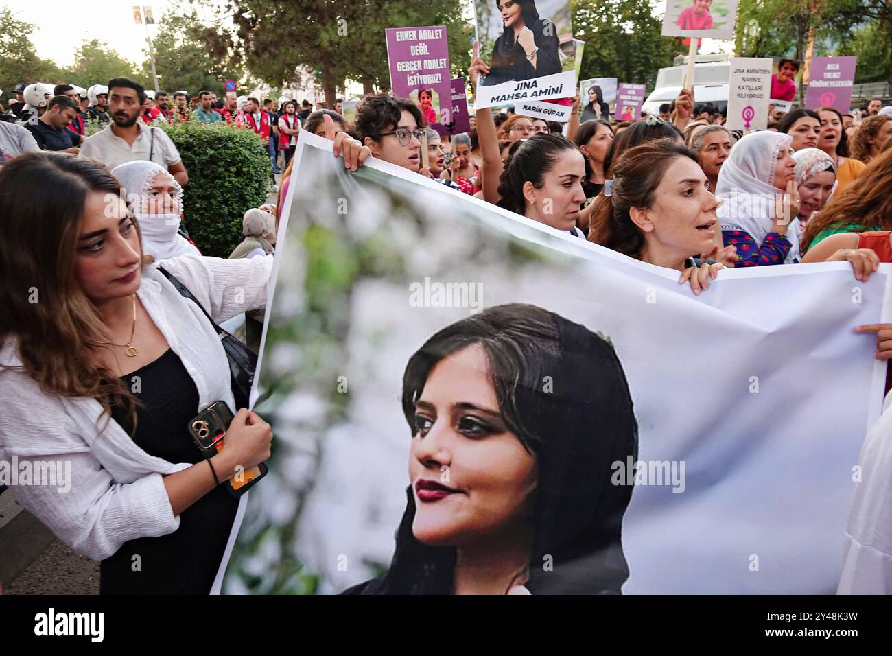 Diyarbakir, Türkei. September 2024. Die Demonstranten tragen Plakate und ein riesiges Banner von Mahsa Amini während der Mahsa Amini Gedenkfeier in Diyarbakir. In Diyarbakir, Türkei, wollte eine Gruppe kurdischer Frauen marschieren, um Jina Mahsa Amini zu gedenken. Die Frauen widersetzten sich der Polizei und marschierten nach Amini. Dicle Amed Women's Platform (DAKAP) und Diyarbakir Network for fight against Violence organisierten den Protest gegen den iranischen Staat. Quelle: SOPA Images Limited/Alamy Live News Stockfoto