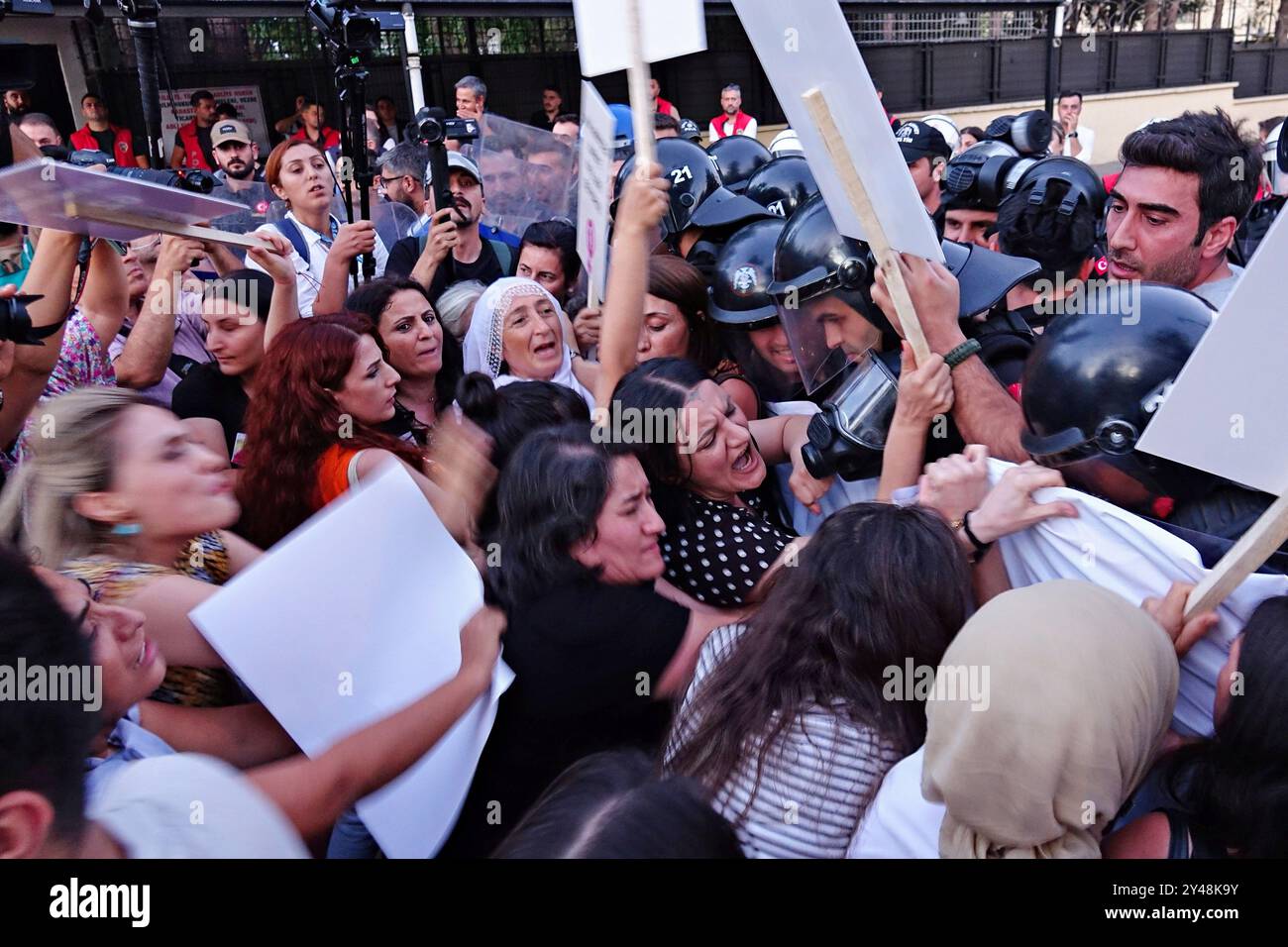 Diyarbakir, Türkei. September 2024. Weibliche Demonstranten versuchen, die Polizeibarrikade während der Mahsa Amini Gedenkfeier in Diyarbakir zu durchbrechen. In Diyarbakir, Türkei, wollte eine Gruppe kurdischer Frauen marschieren, um Jina Mahsa Amini zu gedenken. Die Frauen widersetzten sich der Polizei und marschierten nach Amini. Dicle Amed Women's Platform (DAKAP) und Diyarbakir Network for fight against Violence organisierten den Protest gegen den iranischen Staat. (Foto: Mehmet Masum Suer/SOPA Images/SIPA USA) Credit: SIPA USA/Alamy Live News Stockfoto