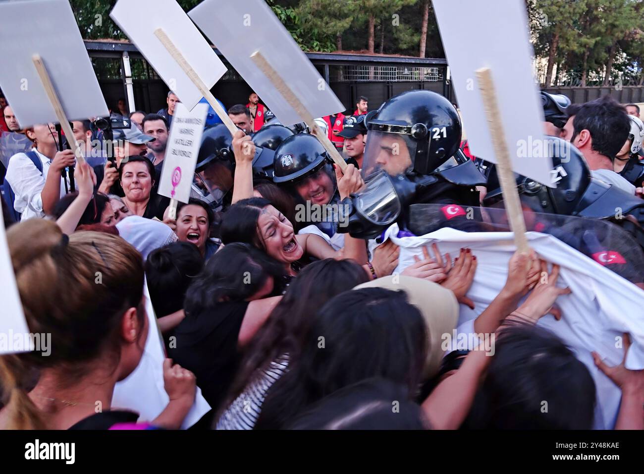 Diyarbakir, Türkei. September 2024. Weibliche Demonstranten versuchen, die Polizeibarrikade während der Mahsa Amini Gedenkfeier in Diyarbakir zu durchbrechen. In Diyarbakir, Türkei, wollte eine Gruppe kurdischer Frauen marschieren, um Jina Mahsa Amini zu gedenken. Die Frauen widersetzten sich der Polizei und marschierten nach Amini. Dicle Amed Women's Platform (DAKAP) und Diyarbakir Network for fight against Violence organisierten den Protest gegen den iranischen Staat. (Foto: Mehmet Masum Suer/SOPA Images/SIPA USA) Credit: SIPA USA/Alamy Live News Stockfoto