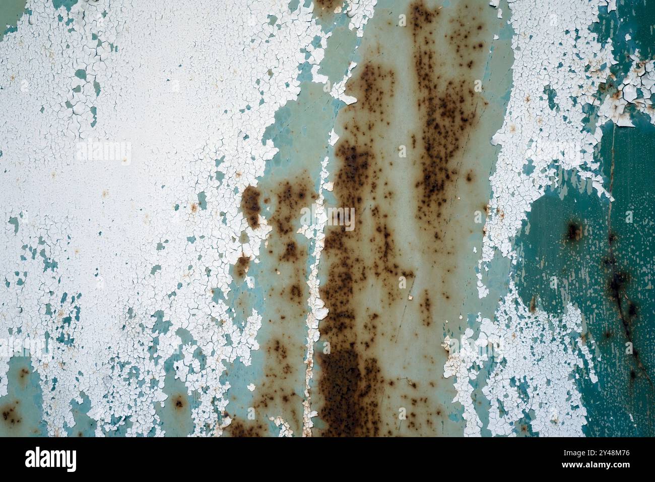 Nahaufnahme eines verwitterten Metalls mit Rost und abblätternder Farbe, abstraktem Design, zufälliger Kunst Stockfoto