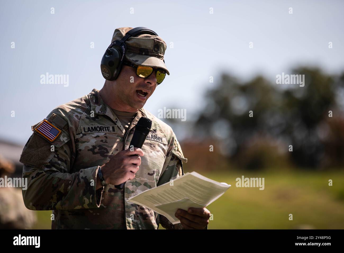 New York Army National Guard Sgt. 1st Class Robert Lamorte II, verantwortlich für den Unteroffizier der Pistol Range, gibt den Feuerern während des 45. Jährlichen TAG-Matches auf der Camp Smith Trainingsplattform, 12. September 2024 Befehle. Der Zweck des TAG-Matches ist es, die individuellen Fähigkeiten in der Kampfkunst in einem Wettbewerbsumfeld zu verbessern. (Foto der Nationalgarde der US-Armee von Sgt. Jordan Sutton) Stockfoto