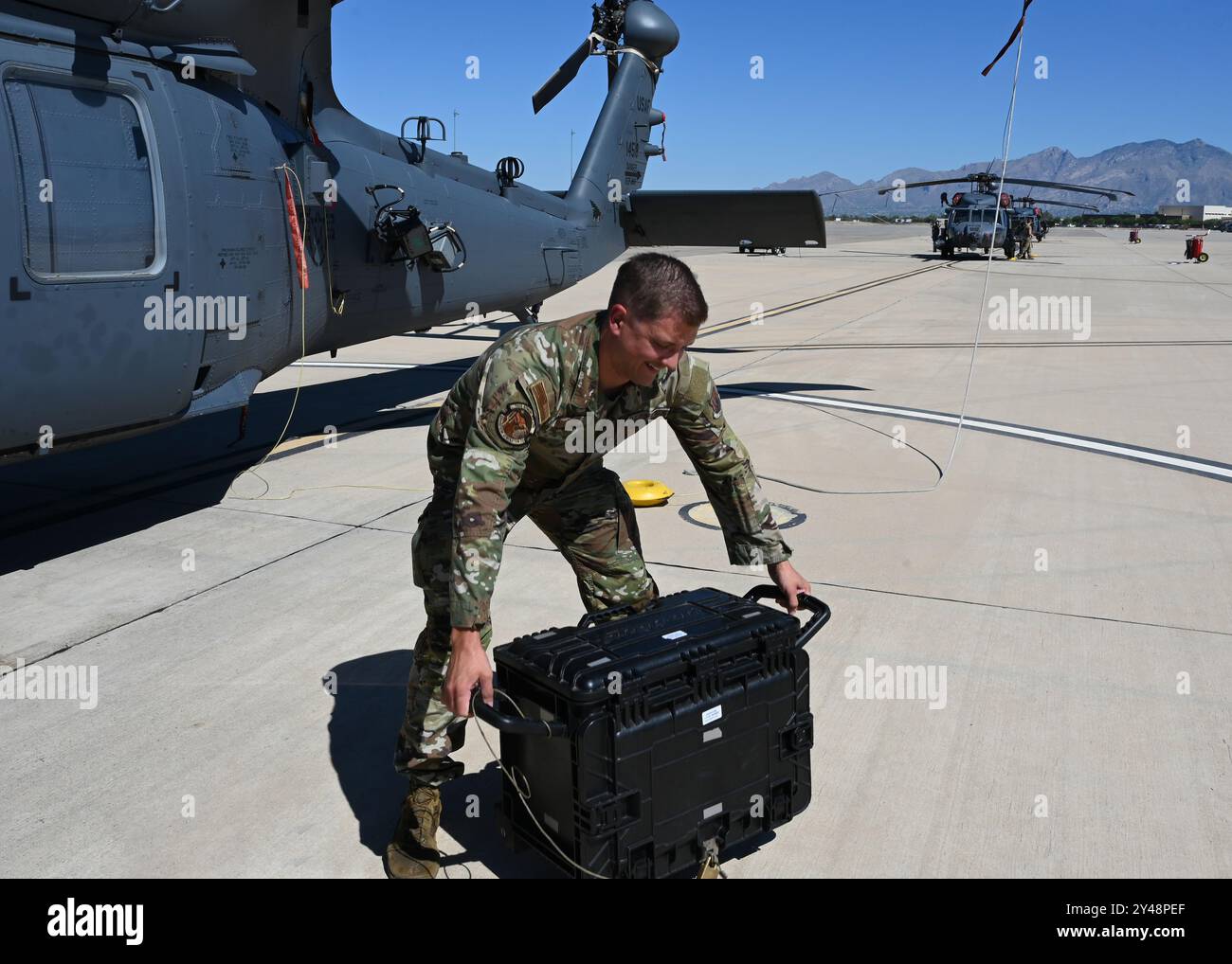 Shawn Bigger, verantwortlicher Unteroffizier für die Mobilitätsabteilung der 55th Rescue Generation Squadron, demonstriert Konstruktionsfehler der aktuellen Wartungsausrüstung auf der Davis-Monthan Air Force Base, Arizona, 3. September 2024. Greater und sein Team entwickelten ein Ersatz-Toolkit namens Tactical Air Combat Portable All Conditions Kit (TAC-PACK), das den Transport von Werkzeugen vereinfacht, Arbeitskräfte spart und die High-End-Bereitschaft veranschaulicht. (Foto der U.S. Air Force von Staff Sgt. Abbey Rieves) Stockfoto