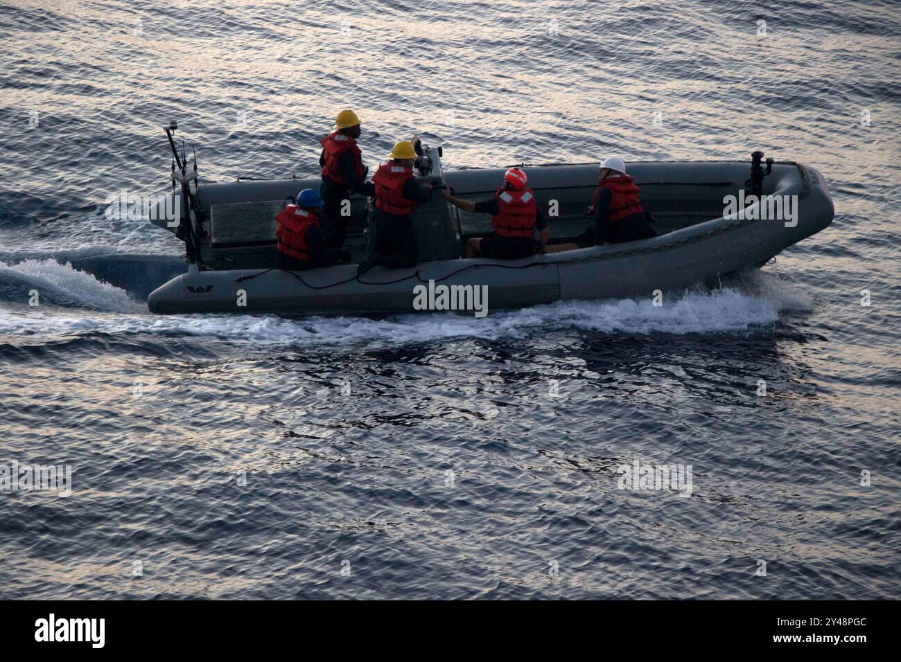 240909-N-NO999-2338 ZENTRALKOMMANDO der Vereinigten Staaten (9. September 2024) Seemänner der US-Marine, die dem Raketenzerstörer der Arleigh-Burke-Klasse USS Frank E. Petersen Jr. (DDG 121) zugeordnet sind, betreiben ein starres Schlauchboot. (Offizielles Foto der US Navy) Stockfoto