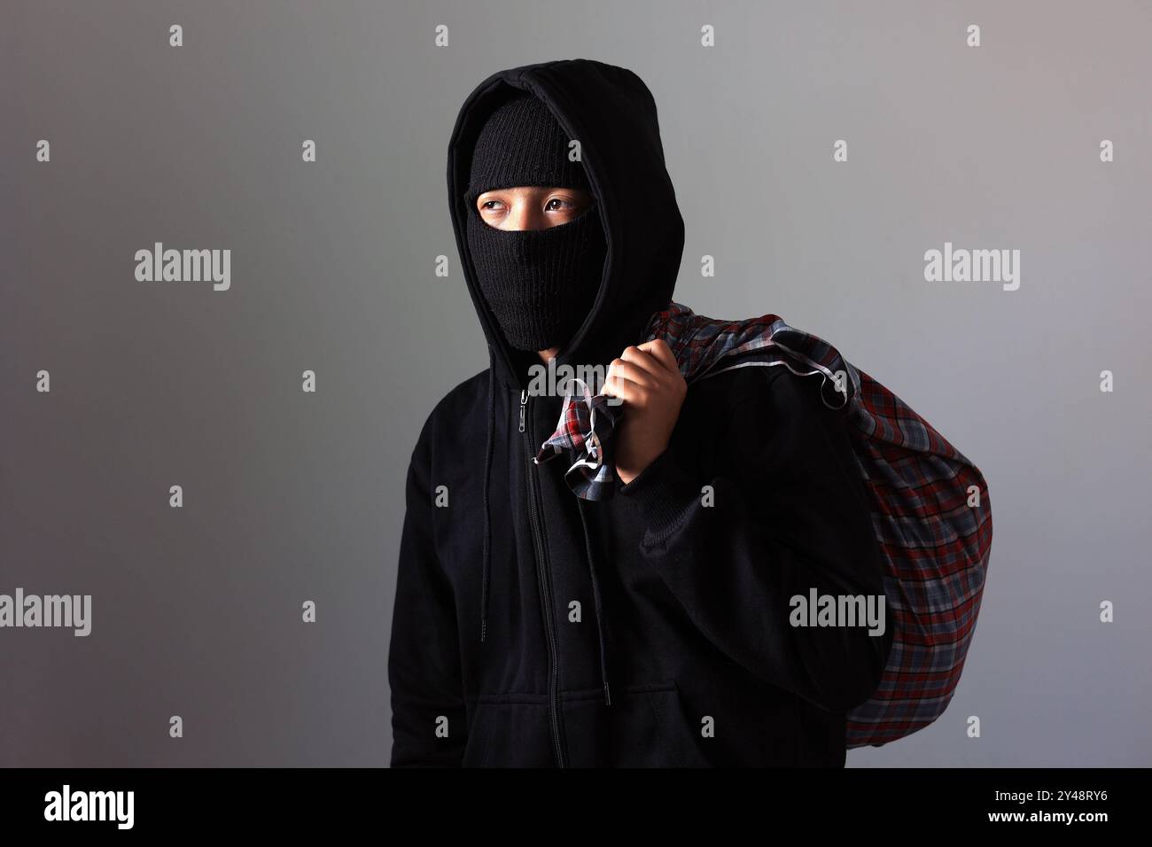 Dieb mit Sack lächelndem Gefühl zufrieden nach Raub isoliert auf weißem Hintergrund Stockfoto