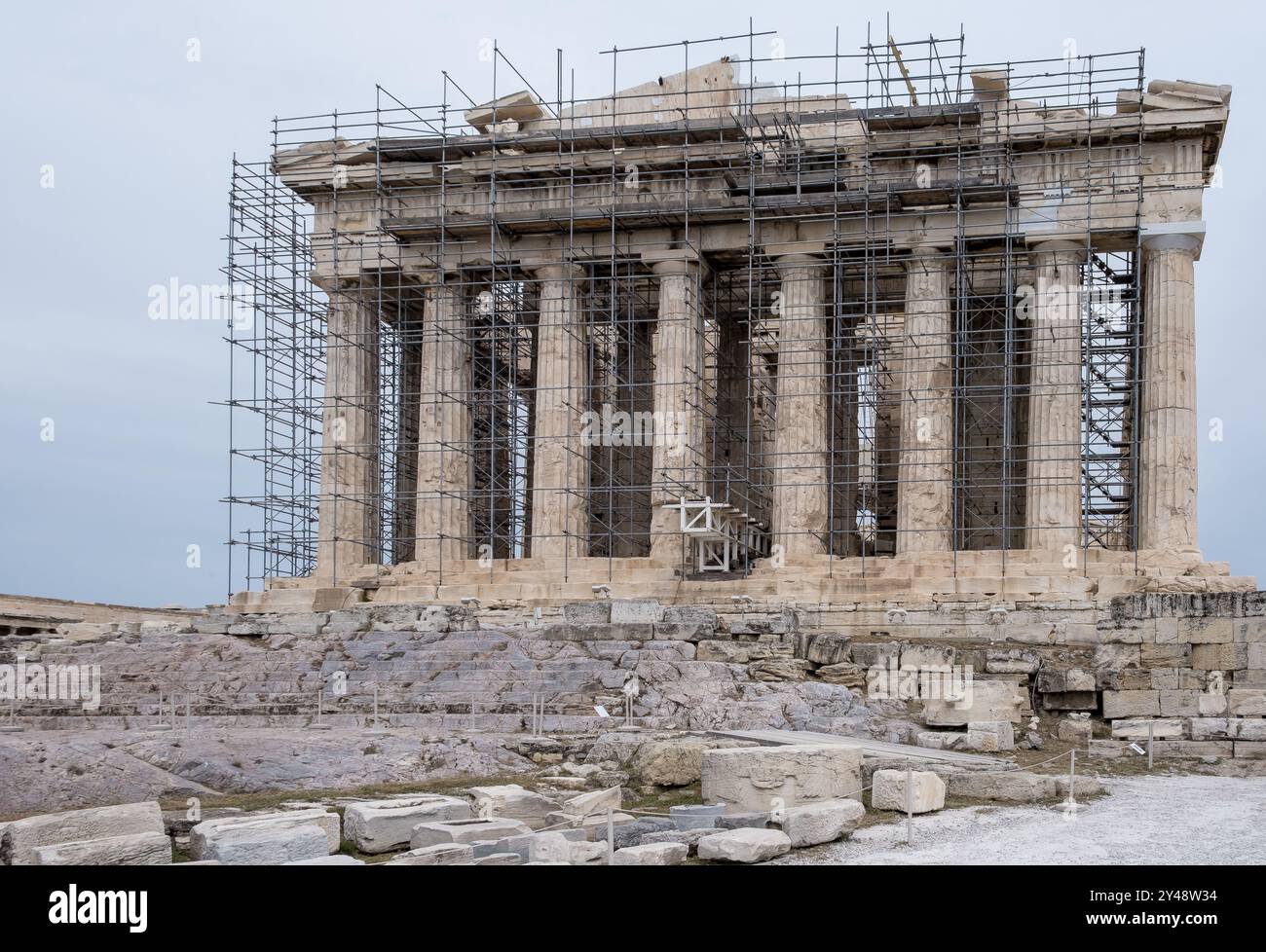 Architektonische Details des Parthenon, eines ehemaligen Tempels, der der Göttin Athena gewidmet ist, auf der Akropolis von Athen Stockfoto