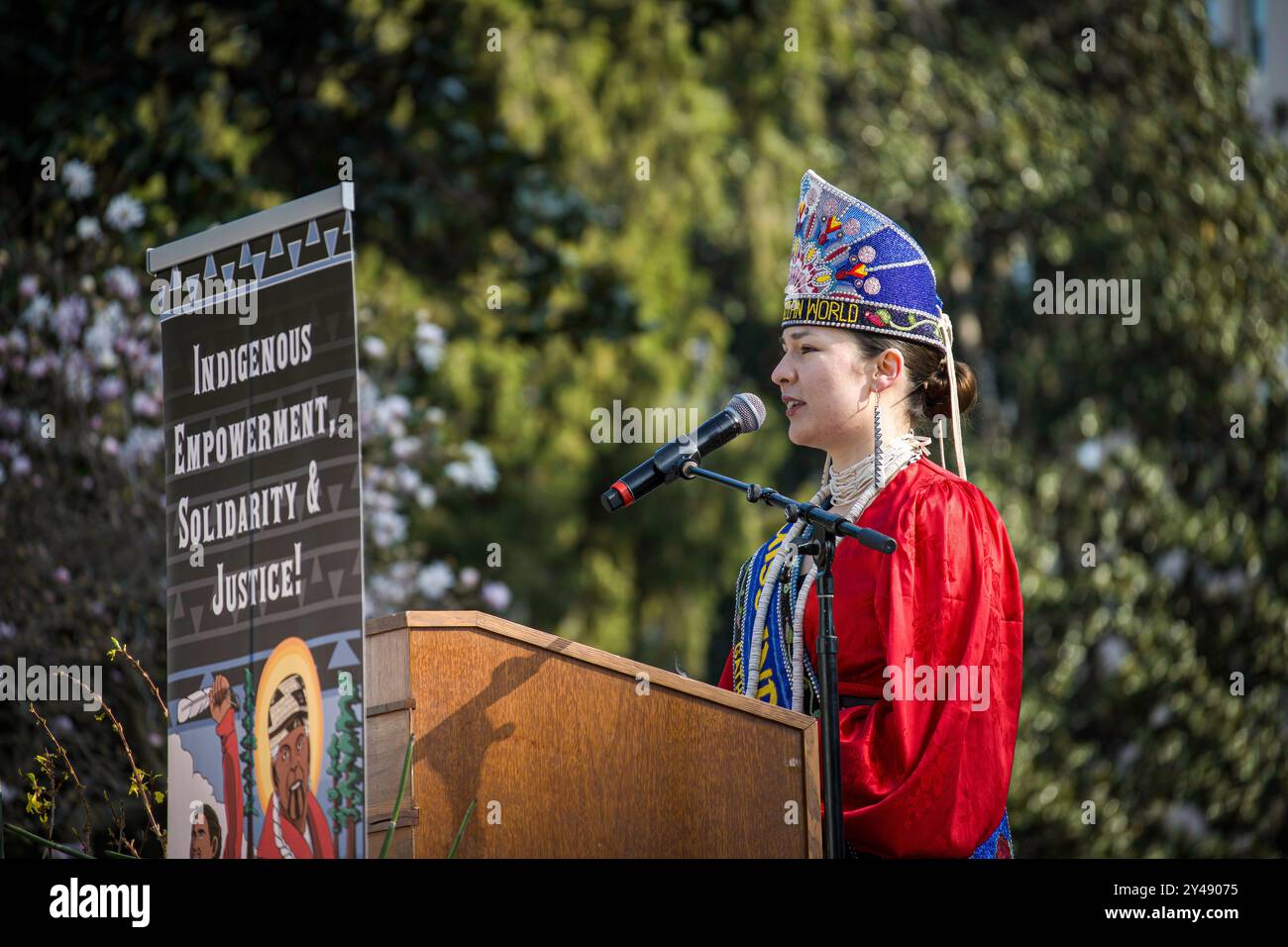 Miss Indian World Tori McConnell spricht beim Aktionstag der vermissten und ermordeten Indigenen. Stockfoto