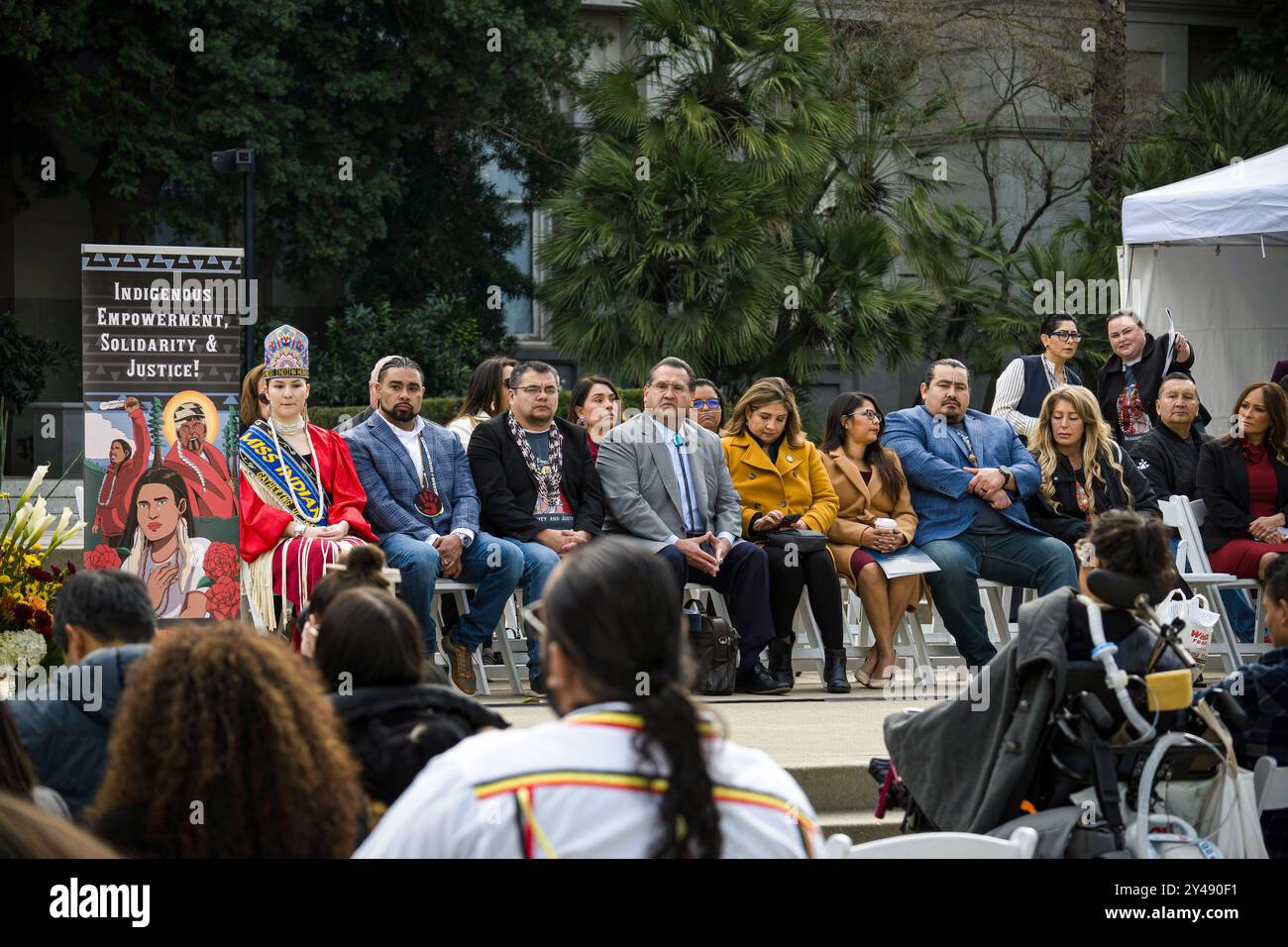 Eine Reihe anstehender Redner sitzt am Aktionstag der vermissten und ermordeten indigenen Völker in der Hauptstadt des Bundesstaates. Stockfoto