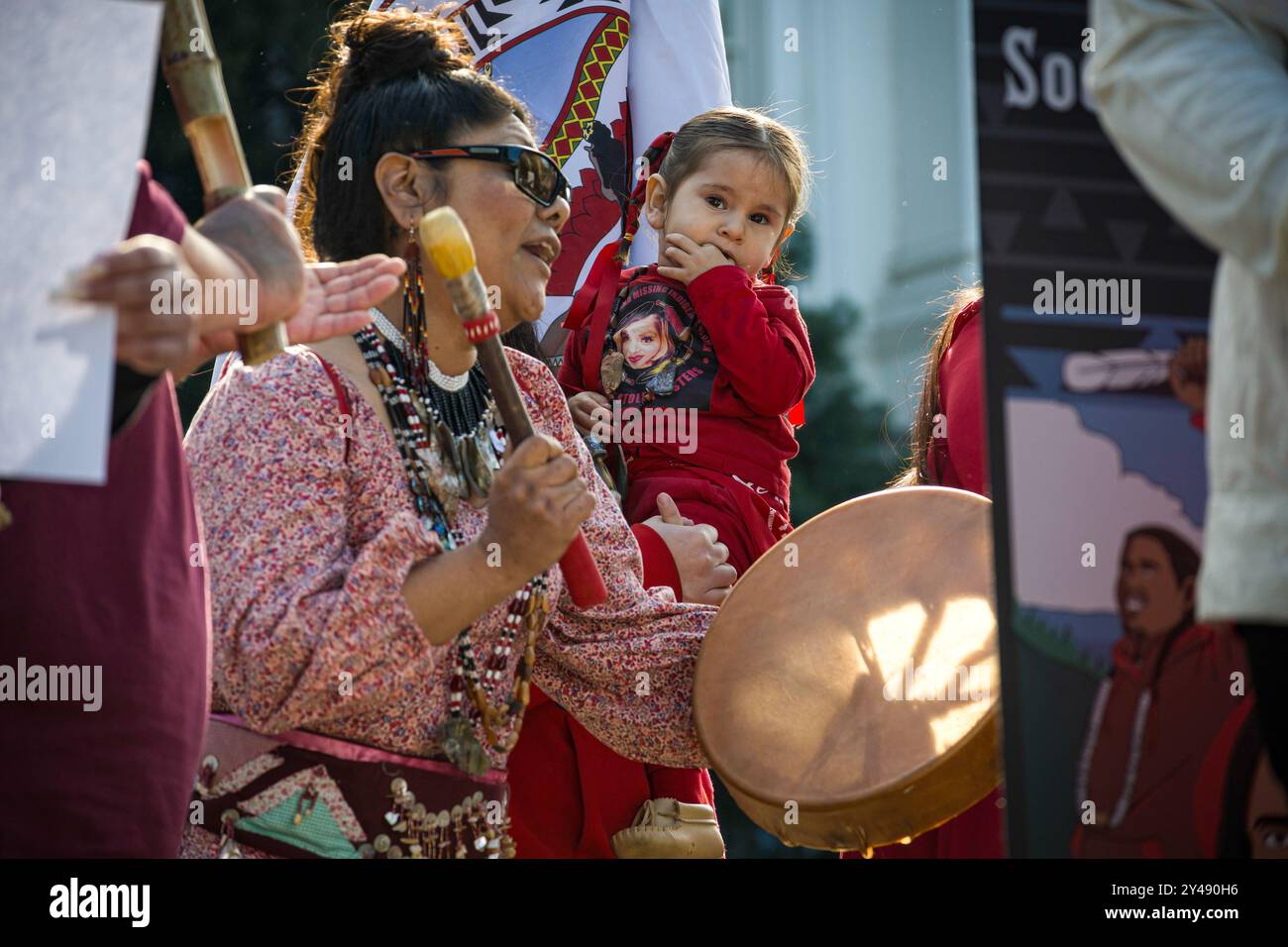 Eine Frau trommelt und singt während eines Liedes am Aktionstag der vermissten und ermordeten Indigenen Völker in der Hauptstadt des Bundesstaates. Stockfoto