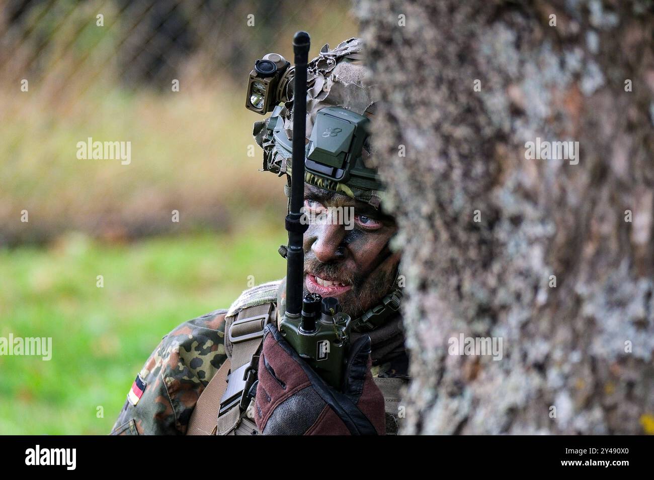 Idar-Oberstein Boris Pistorius besucht die Artillerieschule der Bundeswehr in Idar-Oberstein, 16.09.2024 Soldaten bei einer Aufklärungsübung. Boris Pistorius Verteidigungsminister besucht die Artillerieschule der Bundeswehr in Idar-Oberstein, 16.09.2024 *** Idar Oberstein Boris Pistorius besucht die Artillerieschule der Bundeswehr in Idar Oberstein, 16 09 2024 Soldaten während einer Aufklärungsübung besucht Verteidigungsminister Boris Pistorius die Artillerieschule der Bundeswehr in Idar Oberstein, 16 09 2024 Copyright: XEibner-Pressefoto/FlorianxWieganx EP FWD Stockfoto