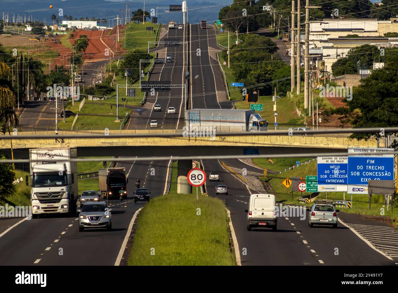 Marilia, SP, Brasilien, 21. März 2023. Fahrzeugbewegung auf der Autobahn SP-294, die durch die Stadt Marília in der zentralen westlichen Region von führt Stockfoto