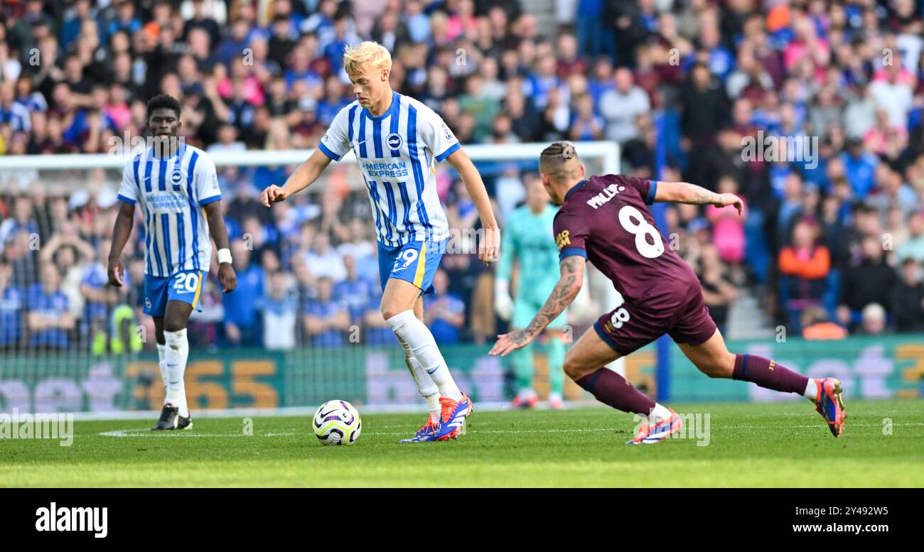 Jan Paul van Hecke aus Brighton am Ball während des Premier League-Spiels zwischen Brighton und Hove Albion und Ipswich Town im American Express Stadium, Brighton, Großbritannien - 14. September 2024. Foto Simon Dack / Teleobjektive nur für redaktionelle Zwecke. Kein Merchandising. Für Football Images gelten Einschränkungen für FA und Premier League, inc. Keine Internet-/Mobilnutzung ohne FAPL-Lizenz. Weitere Informationen erhalten Sie bei Football Dataco Stockfoto