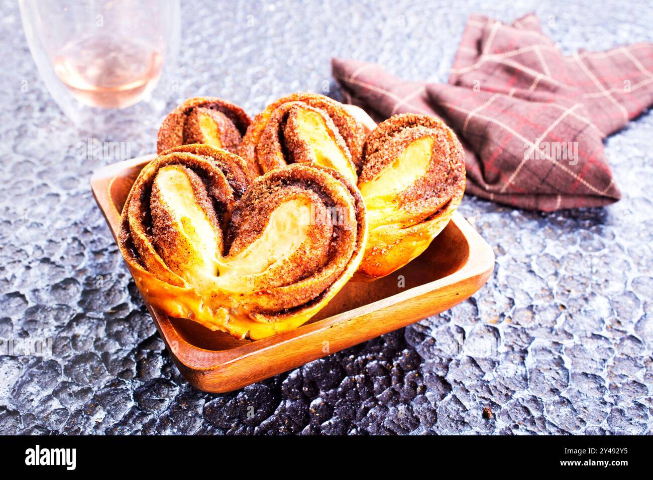 Osterfrühstück Festtagskonzept. Osterhasenbrötchen rollt mit Zimt Stockfoto