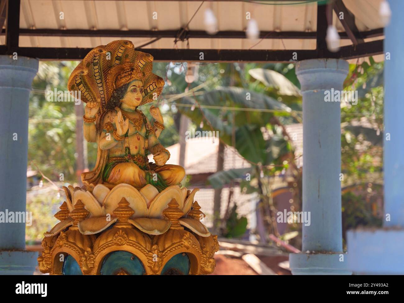 GOA, Indien - 20. Februar 2024: Statue der indischen Göttin Lakshmi mit Schlangen. Religion Stockfoto