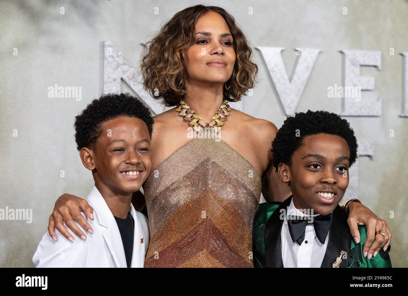 New York, NY, USA, 16. September 2024: Anthony B. Jenkins, Halle Berry trägt ein Kleid von Tamara Ralph, Percy Daggs IV. Besucht die Premiere von Lionsgate „Never Let Go“ am Regal Times Square in New York am 16. September 2024. Quelle: Lev Radin/Alamy Live News Stockfoto
