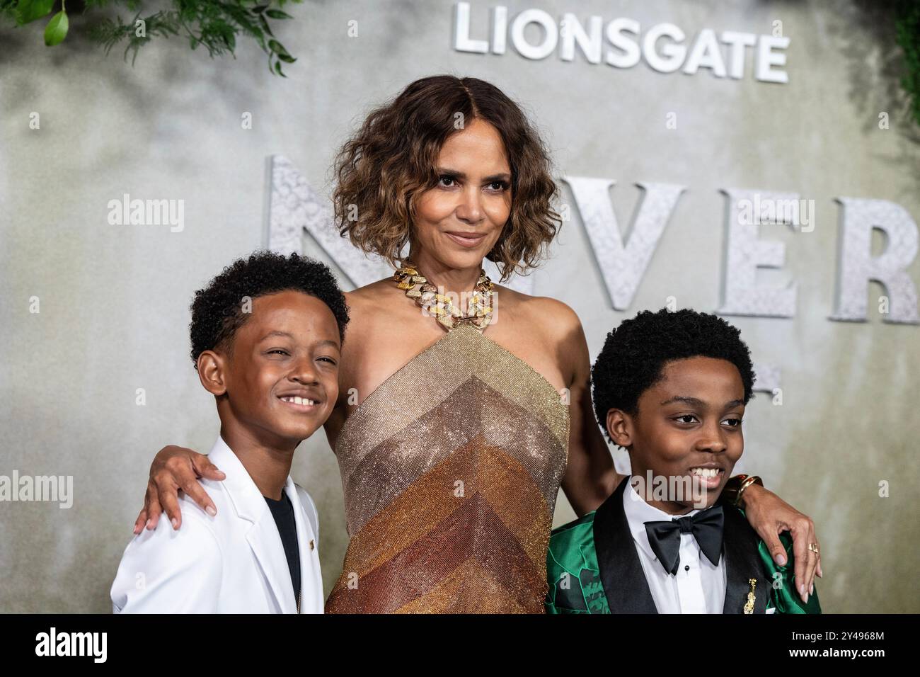 New York, NY, USA, 16. September 2024: Anthony B. Jenkins, Halle Berry trägt ein Kleid von Tamara Ralph, Percy Daggs IV. Besucht die Premiere von Lionsgate „Never Let Go“ am Regal Times Square in New York am 16. September 2024. Quelle: Lev Radin/Alamy Live News Stockfoto