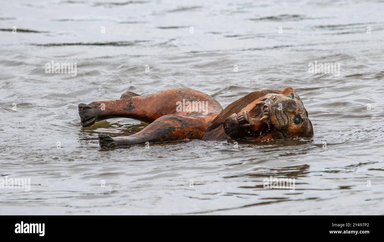 Schwimmender Hölzerner Löwe Stockfoto