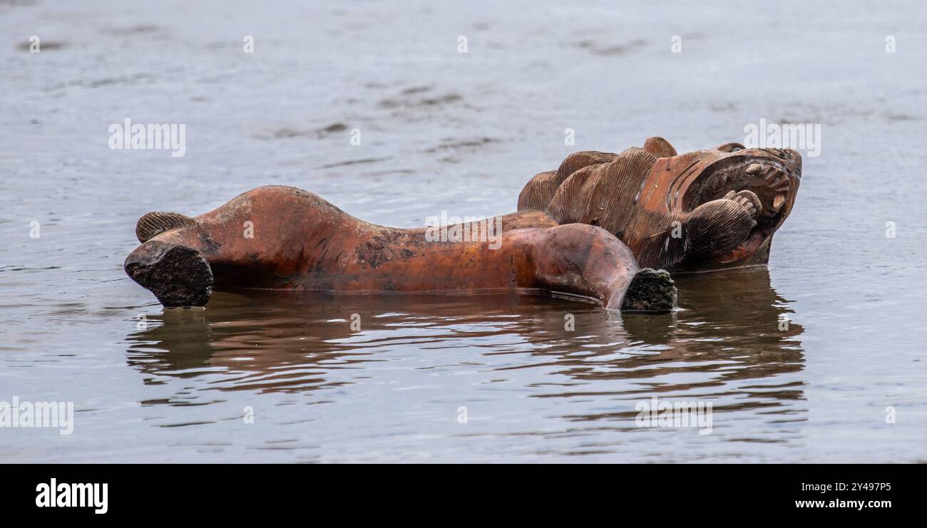 Schwimmender Hölzerner Löwe Stockfoto