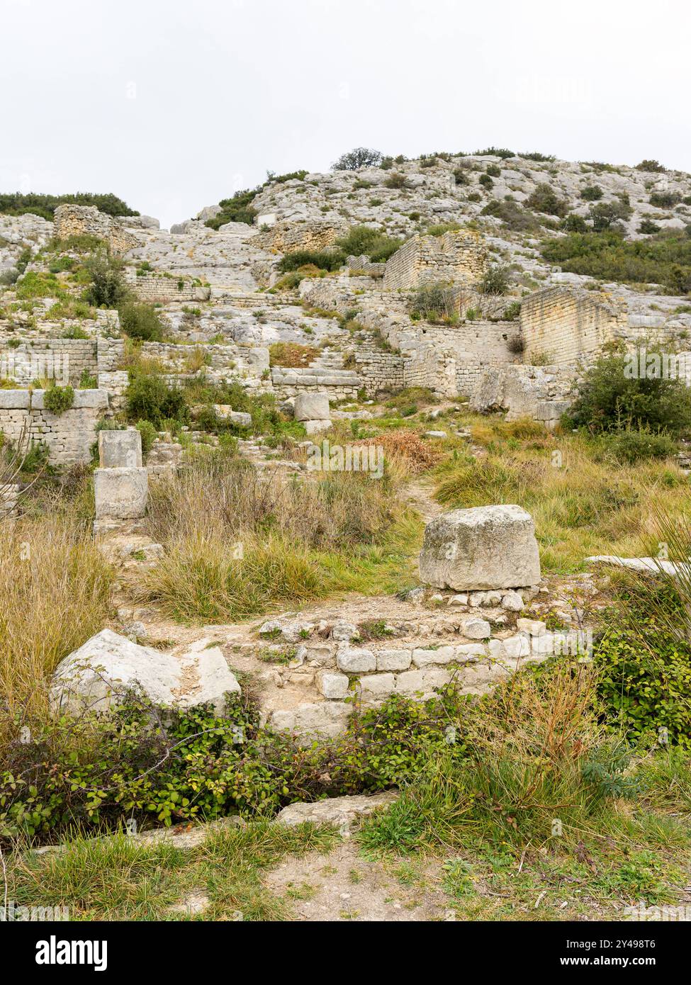 An einem bewölkten Tag im Frühling werden die Werke von Barbegal in der Nähe von Arles gebaut. Dieser römische Komplex bestand aus einem Aquädukt und 16 Wasserrädern in zwei parallelen Sets von acht des Stockfoto