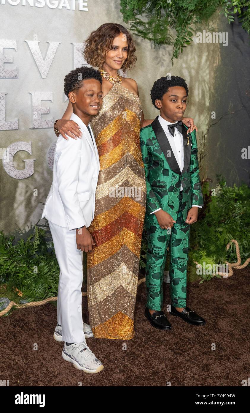 New York, USA. September 2024. Percy Daggs IV, Halle Berry trägt ein Kleid von Tamara Ralph, Anthony B. Jenkins nahm am 16. September 2024 am Regal Times Square in New York an der Premiere von Lionsgate „Never Let Go“ Teil. (Foto: Lev Radin/SIPA USA) Credit: SIPA USA/Alamy Live News Stockfoto