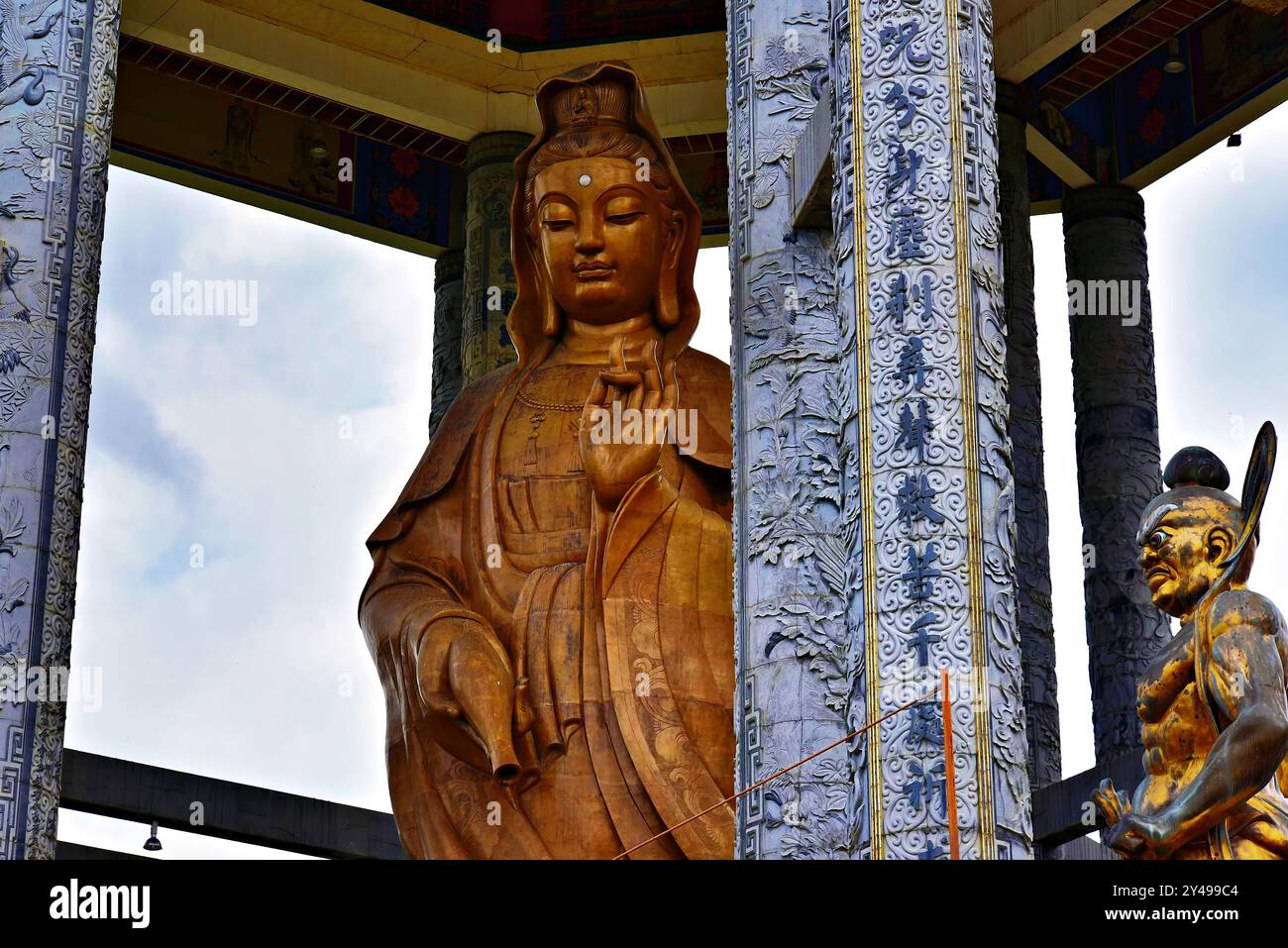 Majestätische 37 m lange Bronzestatue von Guanyin (Göttin der Barmherzigkeit) im Kek Lok Si Tempel, George Town, Penang, Malaysia, dem größten buddhistischen Tempel in Malaysia. Stockfoto