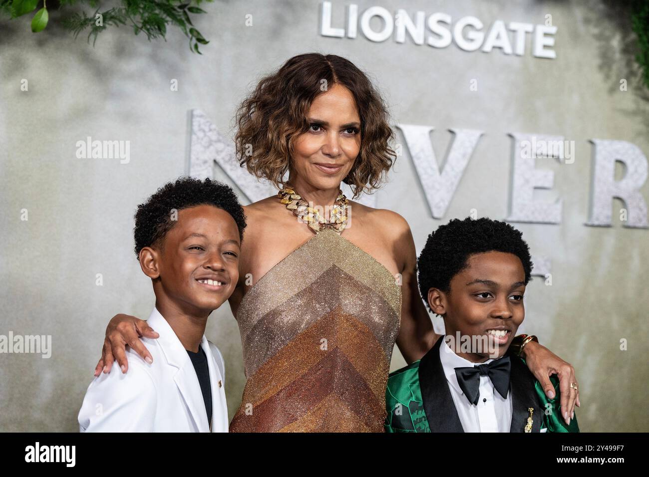New York, USA. September 2024. Anthony B. Jenkins, Halle Berry, trägt ein Kleid von Tamara Ralph, Percy Daggs IV., besuchte am 16. September 2024 die Premiere von Lionsgate „Never Let Go“ am Regal Times Square in New York. (Foto: Lev Radin/SIPA USA) Credit: SIPA USA/Alamy Live News Stockfoto