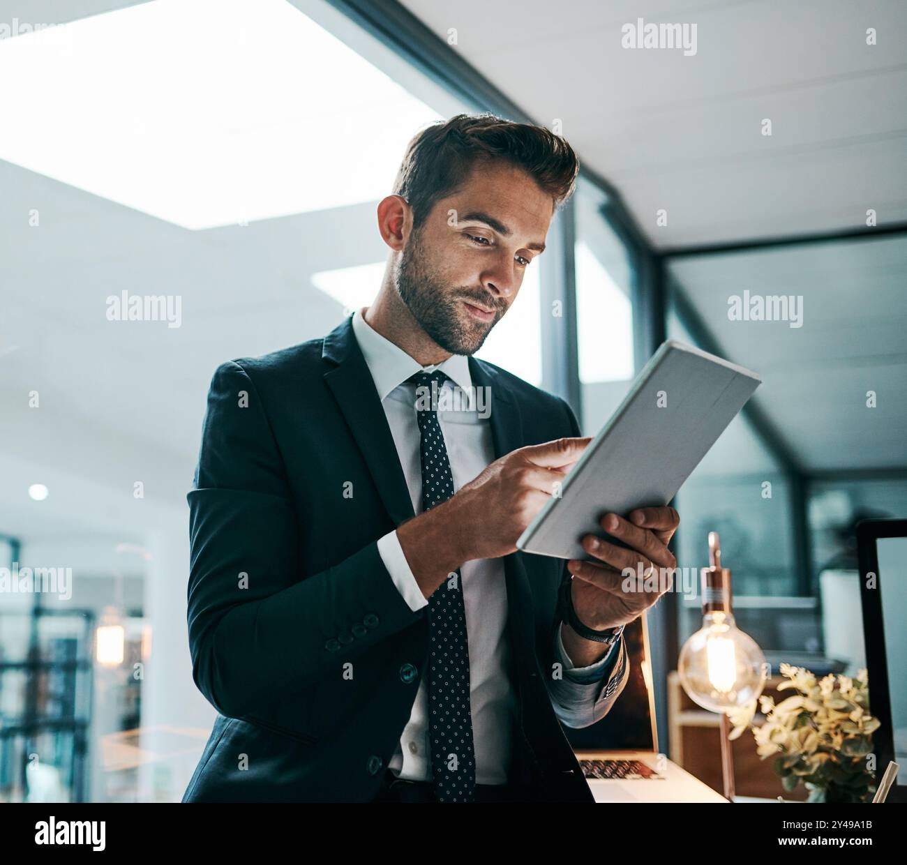 Büro, Thinking und Geschäftsmann mit Tablet, Deadline und Lesen von wirtschaftlichen Trends und online. Selbstbewusst, Börsenmakler und in Erwägung ziehen Stockfoto