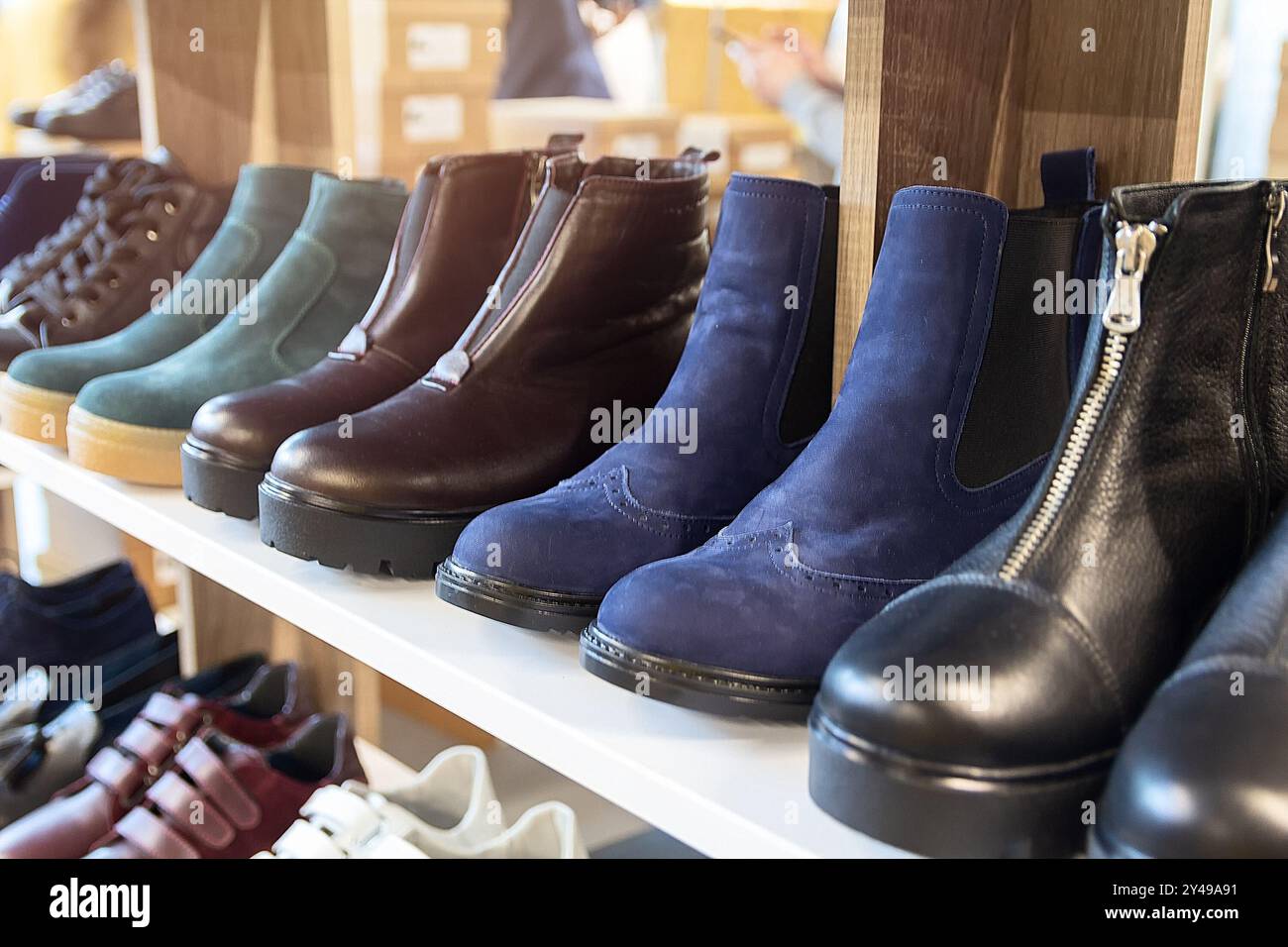 Elegante Schuhe für Damen in einer Boutique. Herbst- und Frühjahrskollektion eines Schuhgeschäfts in einem Schuhgeschäft Stockfoto