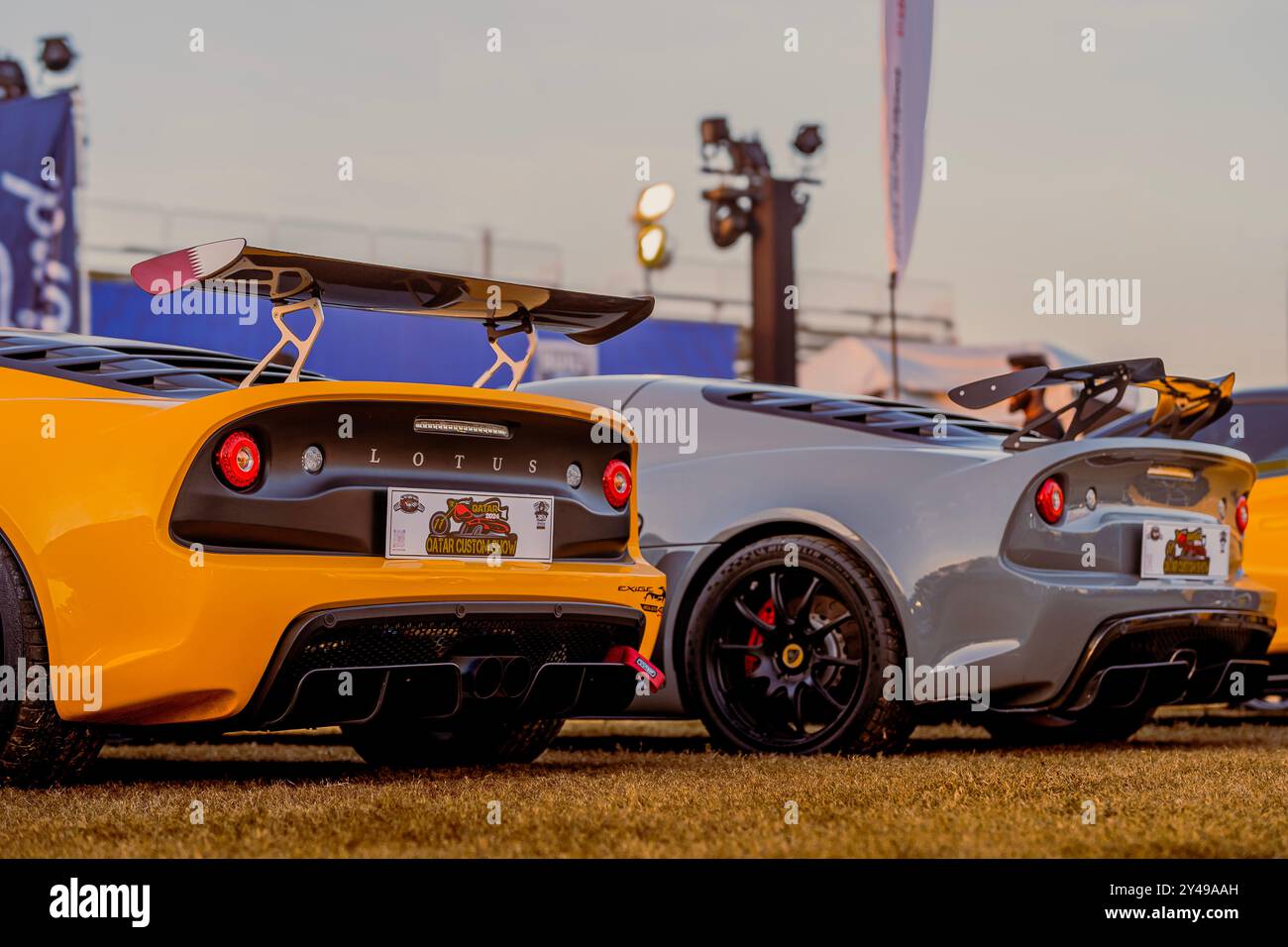 Zwei Lotussportwagen auf der Autoshow. Doha, Katar 11-08-2024 Stockfoto