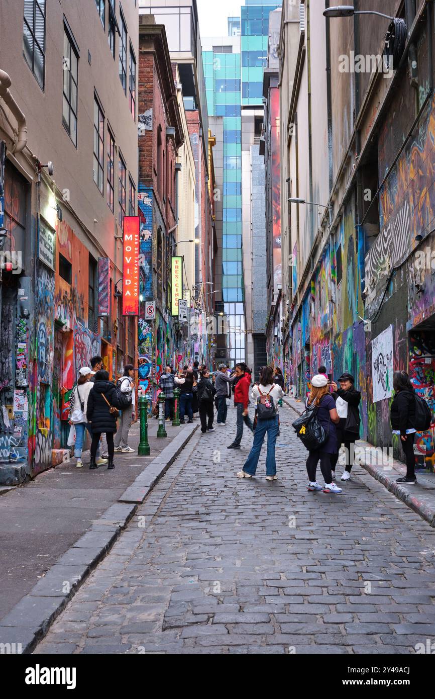 Vertikales Bild von Menschen, die gerne Fotos und Selfies machen, inmitten der Street Art von Hosier Lane im CBD von Melbourne, Victoria, Australien. Stockfoto