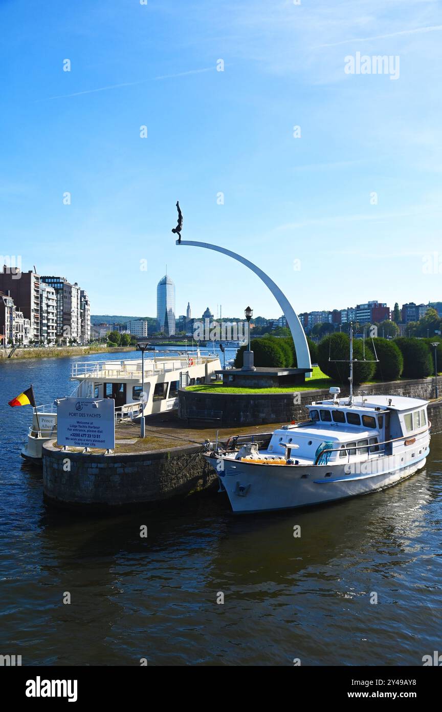 BELGIEN. WALLONIEN. LÜTTICH. DER AN DER SPITZE DES YACHTHAFENS INSTALLIERTE TAUCHER IST DAS WERK DES RUMÄNISCHEN BILDHAUERS IDEL IANCHELEVICI (1909–1994). Stockfoto