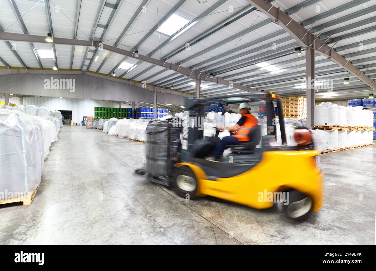 Gabelstapler Fahrer in einer logistikhalle einer chemischen Lager Stockfoto