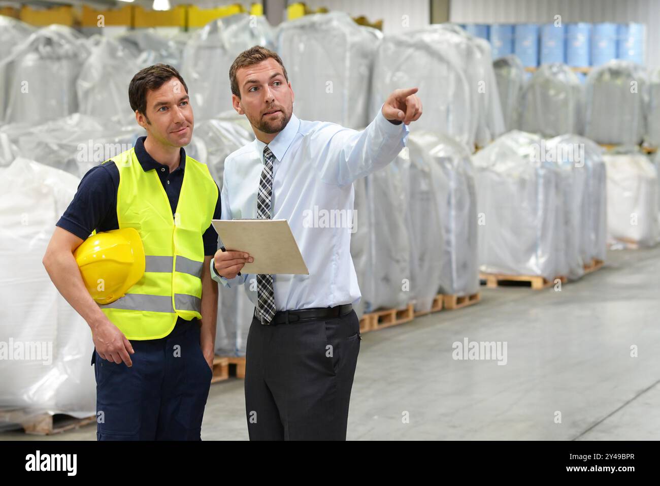 Gruppe der Manager und Mitarbeiter in der Logistikbranche Arbeiten in ein Lager mit Chemikalien Stockfoto
