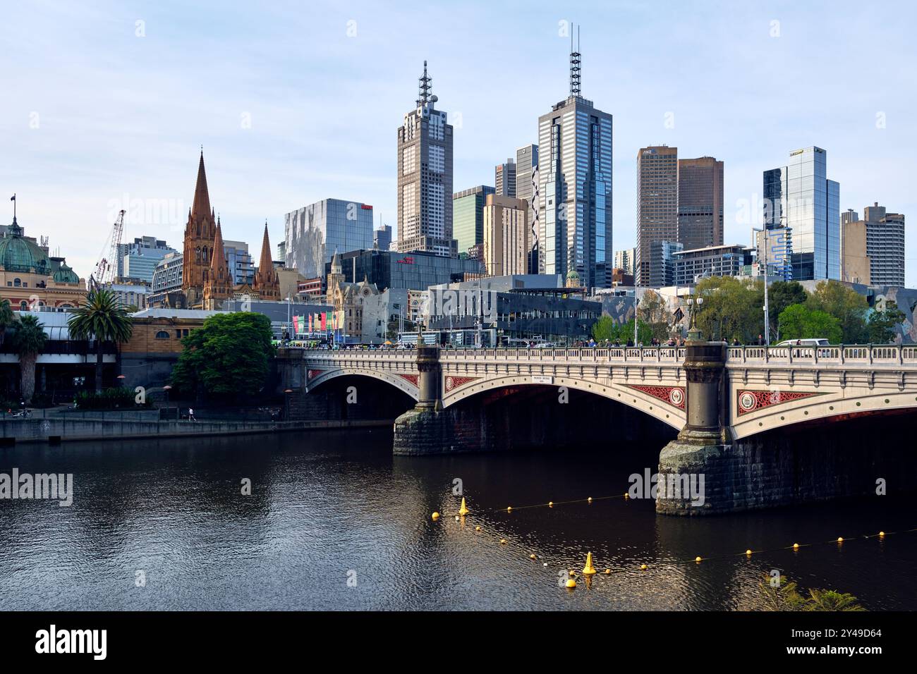 Blick über den Yarra River zur Princes Bridge und zur Skyline von Melbourne City von Southbank, Melbourne, Victoria, Australien. Stockfoto