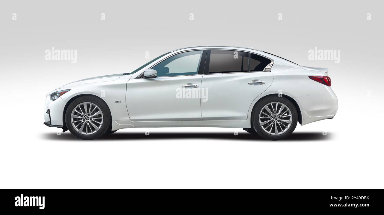 Infinity Q50 Premium-Seitenansicht des Fahrzeugs isoliert auf weißem Hintergrund Stockfoto