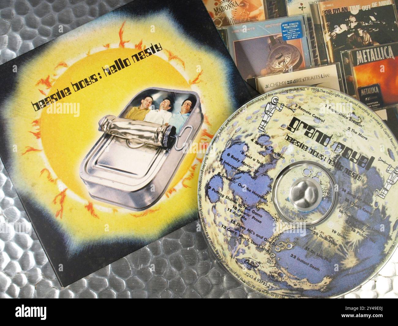 Musikausstellung - Beastie Boys Album CD Hello Nasty - gehämmerter Aluminium Hintergrund mit CD Cover Stockfoto