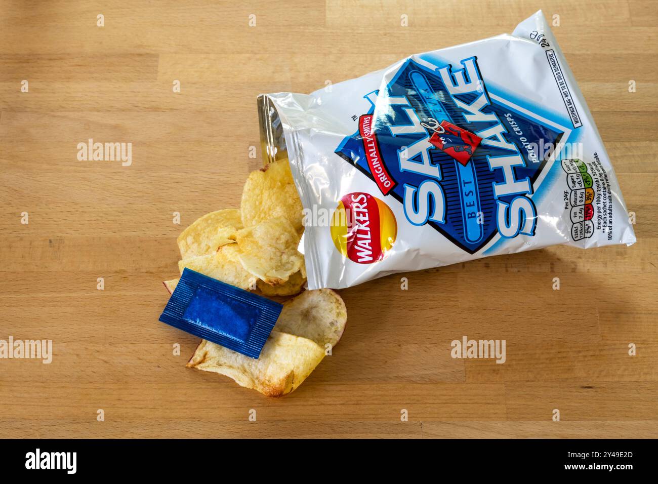 Eine Tüte Walkers Salt & Shake Chips, ursprünglich von Smiths hergestellt. Stockfoto