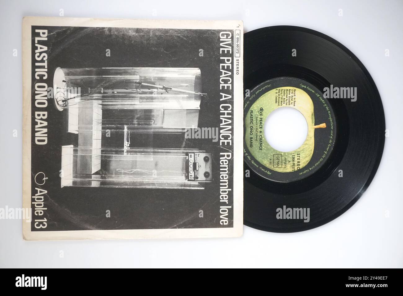 HAMBURG, 22. Juni 2024: Musikausstellung - John Lennon Music Cover - Give Peace a Chance Stockfoto