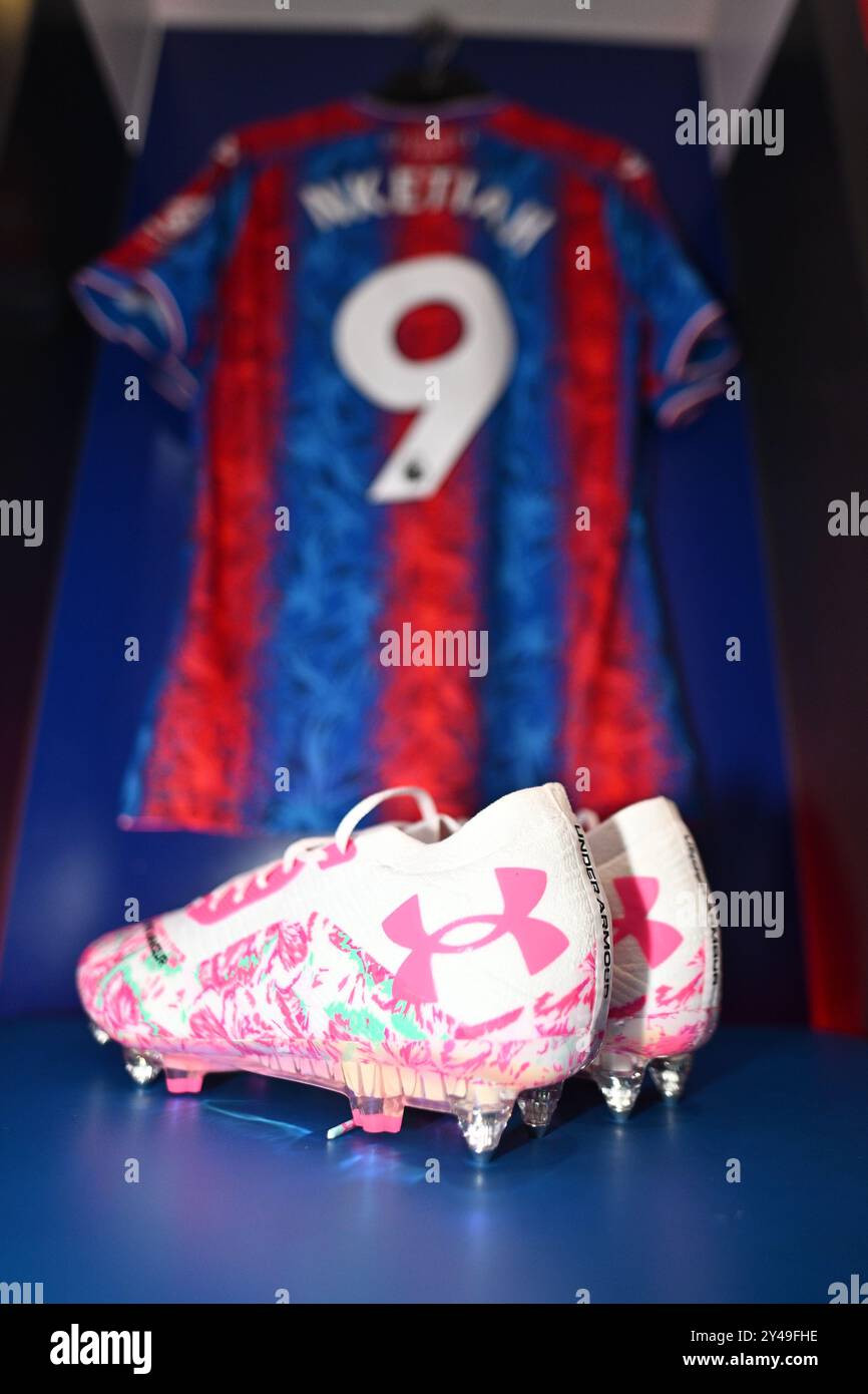 LONDON, ENGLAND - 14. SEPTEMBER: Nahaufnahme der Under Armor Fußballschuhe von Eddie Nketiah aus Crystal Palace in der Umkleidekabine vor der Premier League m Stockfoto