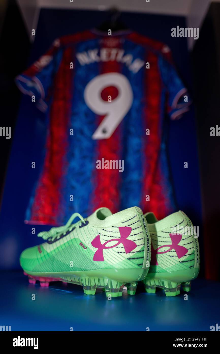 LONDON, ENGLAND - 14. SEPTEMBER: Nahaufnahme der Under Armor Fußballschuhe von Eddie Nketiah aus Crystal Palace in der Umkleidekabine vor der Premier League m Stockfoto