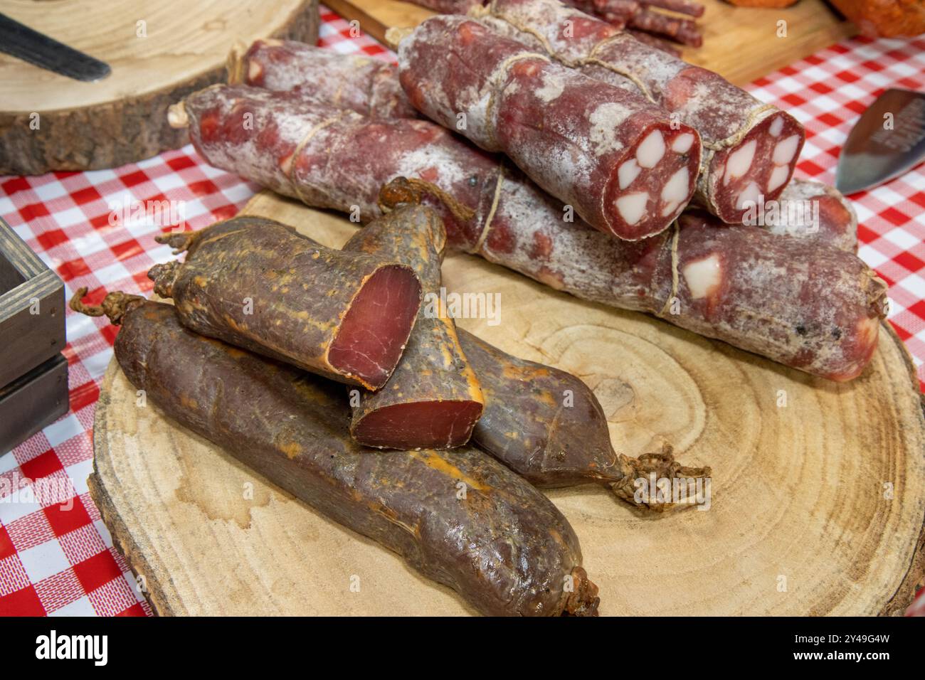 Eine köstliche Auswahl an Wurstwaren einschließlich Salami und Chorizos Stockfoto