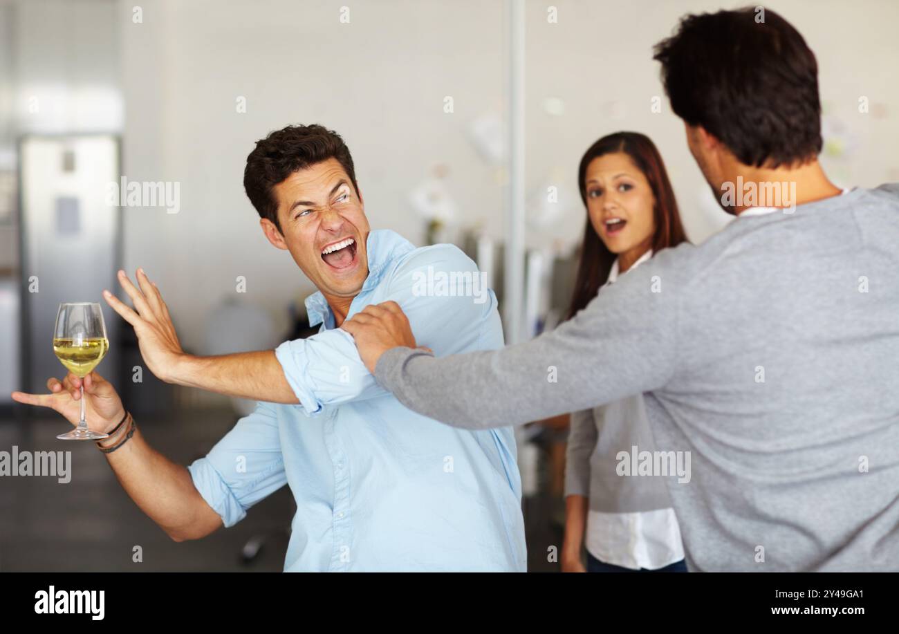 Verrückt, Belästigung und Wein mit Geschäftsleuten und kämpfen für Neujahrsfeiern, sucht und Fehlverhalten. Firmenpolitik, betrunken und alkoholisiert mit Stockfoto