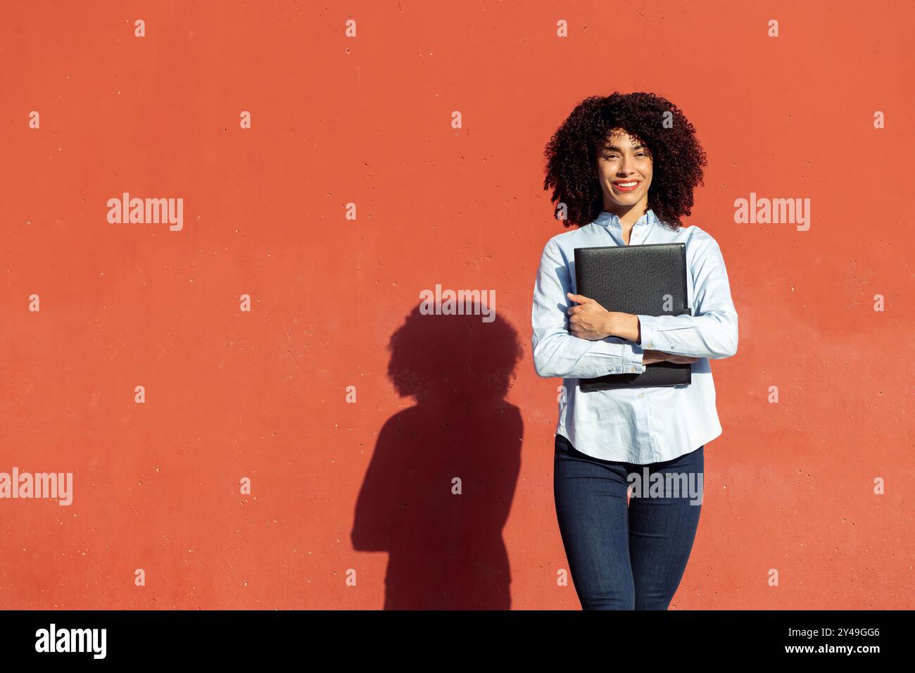 Geschäftsfrau mit Mappe auf der Straße Stockfoto
