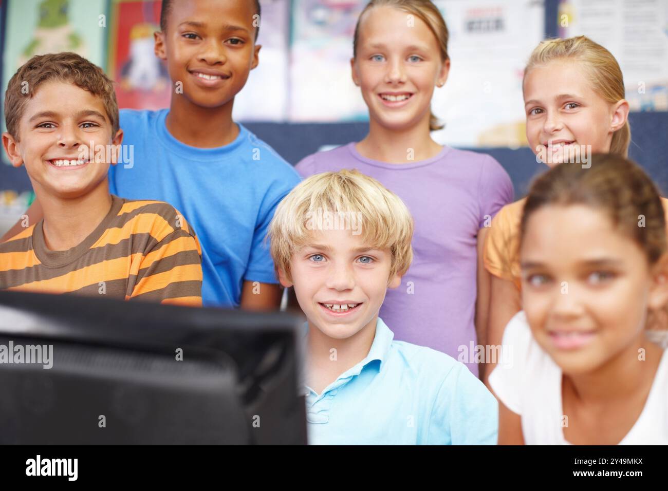 Gruppe, Schüler und Porträt am Computer im Klassenzimmer für Online-Unterricht, elearning-Plattform und Stipendien. Kinder, lächeln und lernen Technik Stockfoto