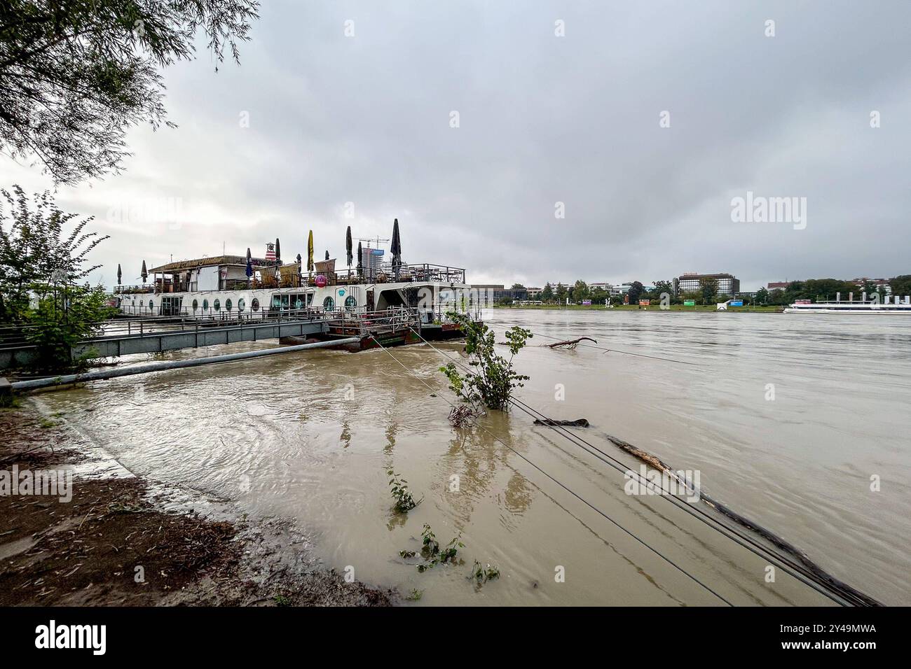 Linz, Urfahr, Hochwasser 17.09.2024, Linz, AUT, Urfahr, Hochwasser, im Bild Hochwasser, Hochwasserschutz Donaulaende Linz Urfahr, Donau, Linzer Straße, Ueberflutung Oberoesterreich *** Linz, Urfahr, Flood 17 09 2024, Linz, AUT, Urfahr, Flood, im Bild Hochwasser, Hochwasserschutz Donaulaende Linz Urfahr, Donau, Linzer Straße, Hochwasser Oberösterreich Linz, Urfahr, Hochwasser, 17.09.2024-28 Stockfoto