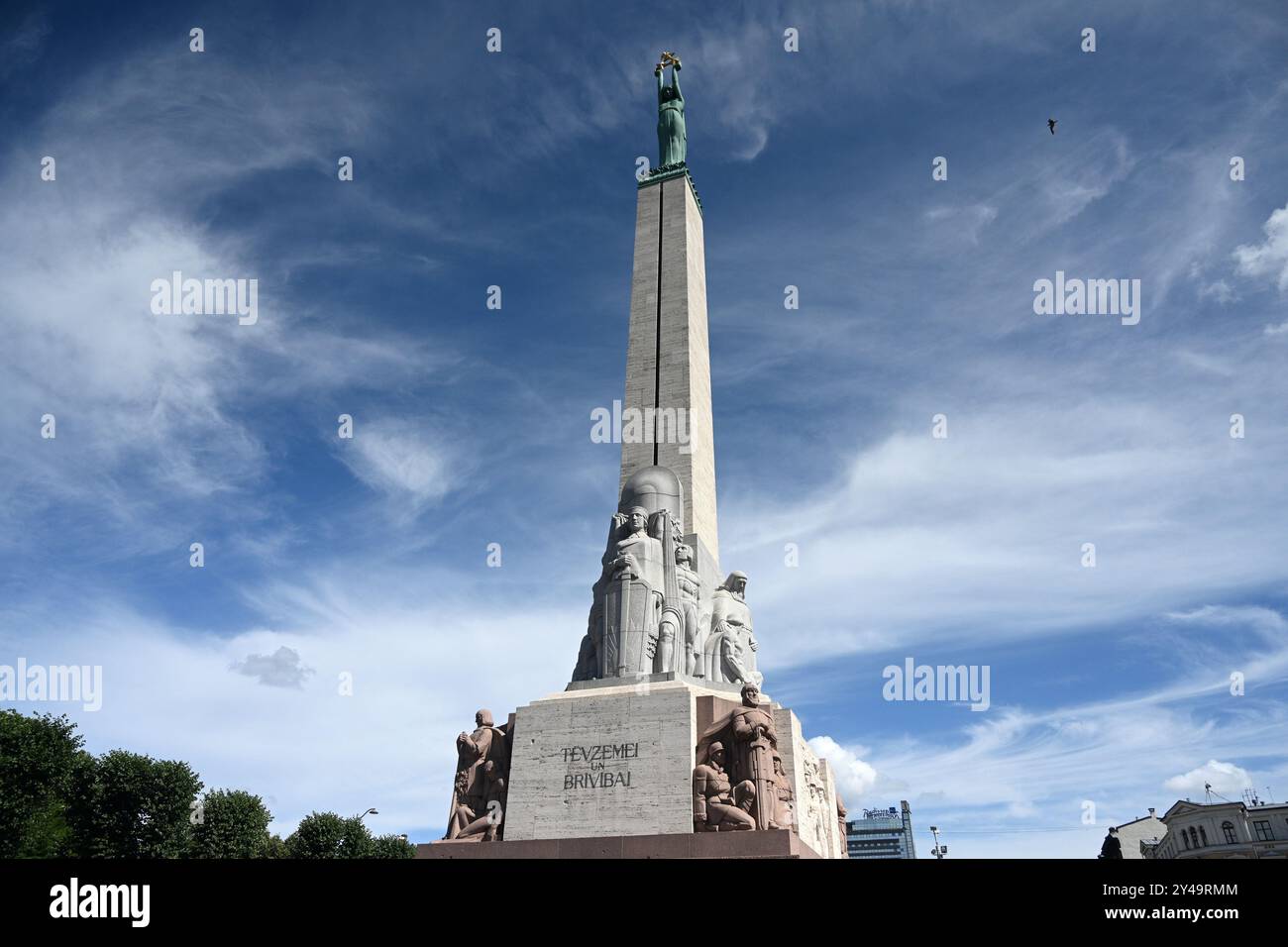 Riga, Lettland – 23. Juli 2024: Das Freiheitsdenkmal in Riga, das Soldaten ehrt, die während des Lettischen Unabhängigkeitskrieges (1918–1920) getötet wurden. Stockfoto