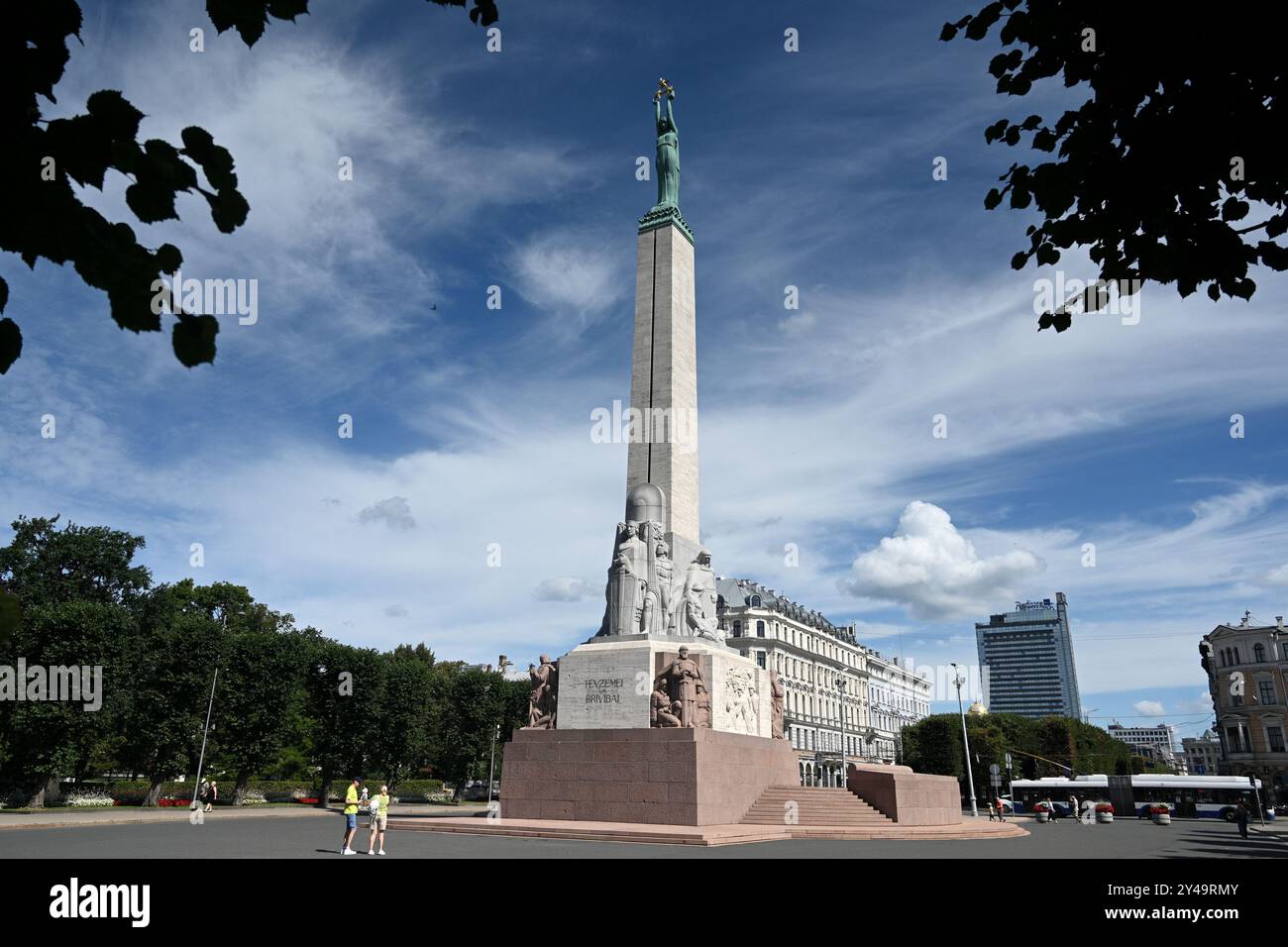 Riga, Lettland – 23. Juli 2024: Das Freiheitsdenkmal in Riga, das Soldaten ehrt, die während des Lettischen Unabhängigkeitskrieges (1918–1920) getötet wurden. Stockfoto