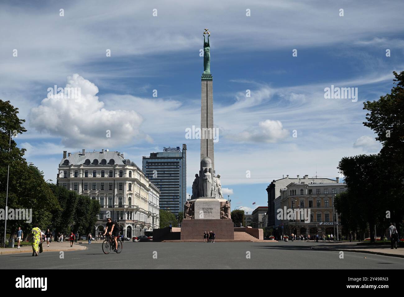 Riga, Lettland – 23. Juli 2024: Das Freiheitsdenkmal in Riga, das Soldaten ehrt, die während des Lettischen Unabhängigkeitskrieges (1918–1920) getötet wurden. Stockfoto