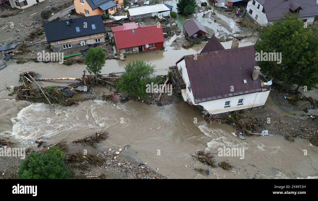 Die Pegel sinken in Tschechien. Das Ausmaß der schlimmen Flutkatastrophe wird immer mehr sichtbar. Als Hotspot entwickelt sich das Altvatergebirge. Der Fluss Bala Glucholaska führte ein massives Jahrhunderthochwasser. Die Schäden sind gewaltig und mit dem Ahrtalhochwasser vergleichbar. Im Ort Mikulovice deutsch Niklasdorf stehen die Menschen teilweise vor den Trümmern ihrer Häuser. Die Flut beschädigte Wohnhäuser so massiv, dass sie unbewohnbar sind. Häuserkanten wurden weggespült. Die Infrastruktur stark beschädigt. Brücken wurden weggerissen, Straßen wurden vom Wasser verschluckt. In Wohngeb Stockfoto